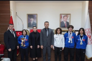 İstanbul İl Gençlik ve Spor Müdürü Sayın Muhittin Özbay’a kupa ve madalyalarımızı takdim ettik