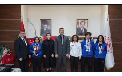 İstanbul İl Gençlik ve Spor Müdürü Sayın Muhittin Özbay’a kupa ve madalyalarımızı takdim ettik