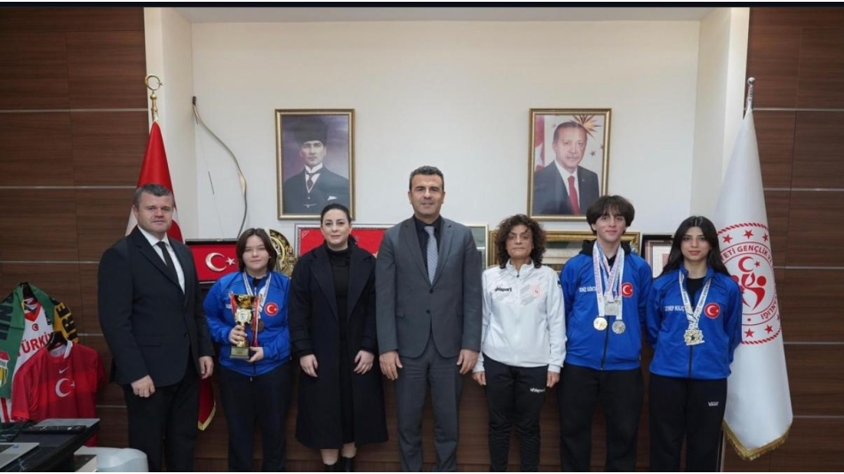 İstanbul İl Gençlik ve Spor Müdürü Sayın Muhittin Özbay’a kupa ve madalyalarımızı takdim ettik